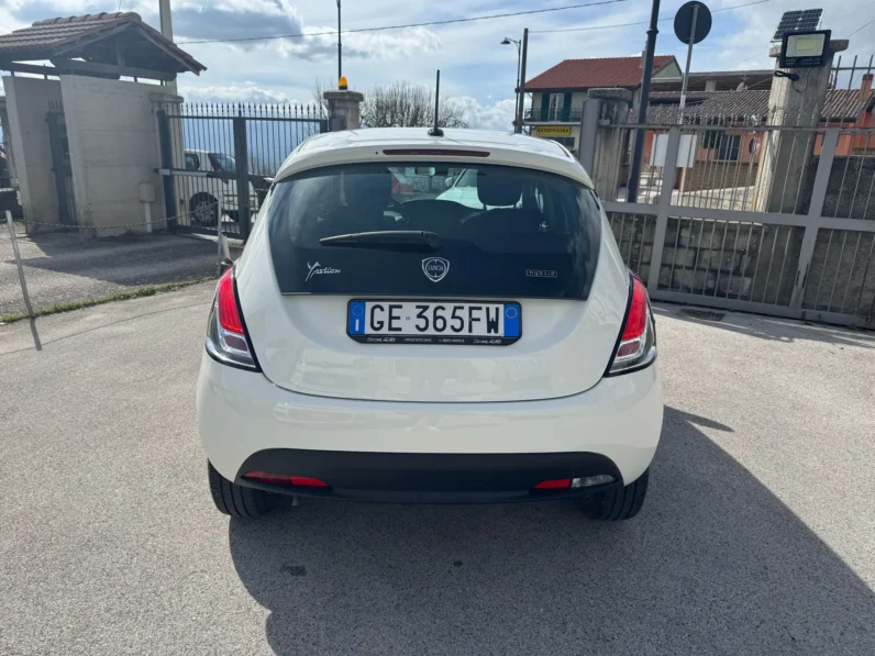 Lancia Ypsilon 1.0 FireFly 5 porte S&S Hybrid Ecochic Silver