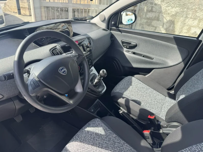 Lancia Ypsilon 1.0 FireFly 5 porte S&S Hybrid Ecochic Silver