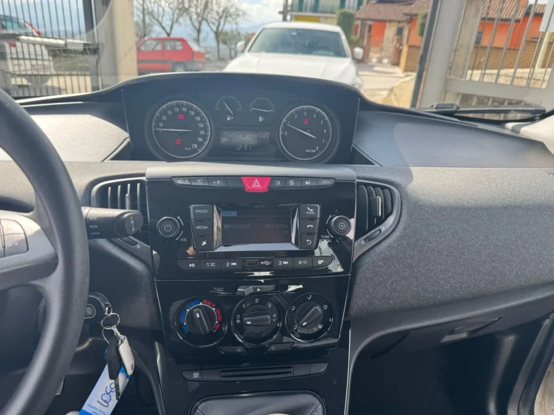 Lancia Ypsilon 1.0 FireFly 5 porte S&S Hybrid Ecochic Silver